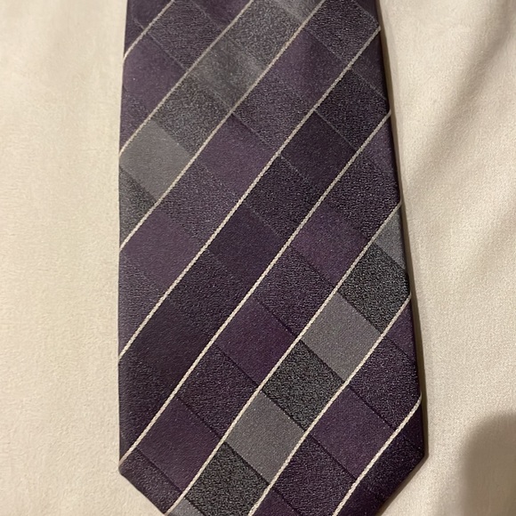 Kenneth Cole Reaction Tie - Picture 2 of 5